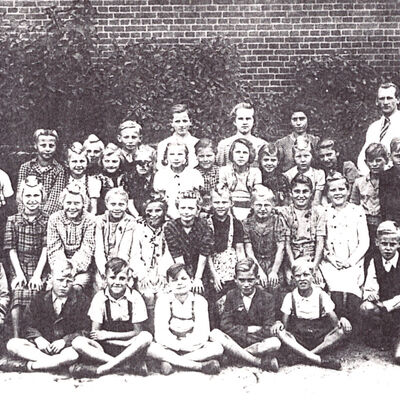 Bild vergr&ouml;&szlig;ern: 1949 - Klassenfoto mit Lehrer Tietz