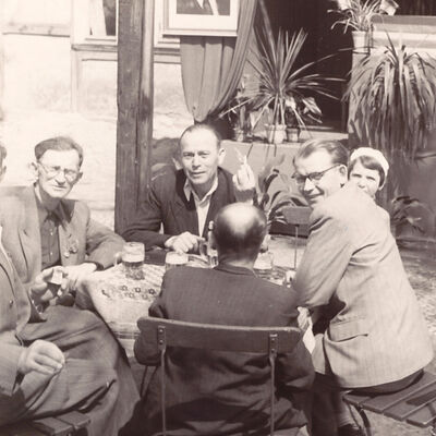 Bild vergr&ouml;&szlig;ern: 1. Mai 1955 - W. Gries am Tisch (3 v.l.)